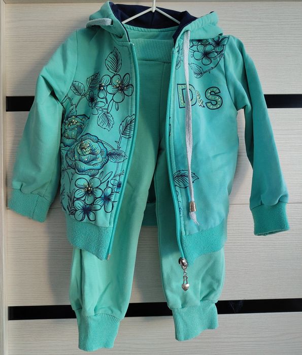 Продам костюмчики на малышей