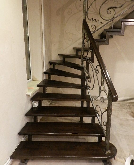 Лестницы на второй этаж дома.