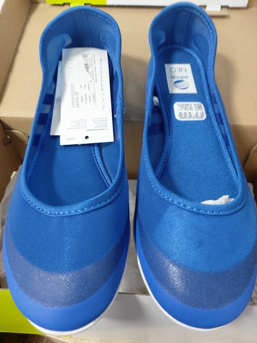 Обувки Adidas изработени от много финна копринена , мрежеста материя .