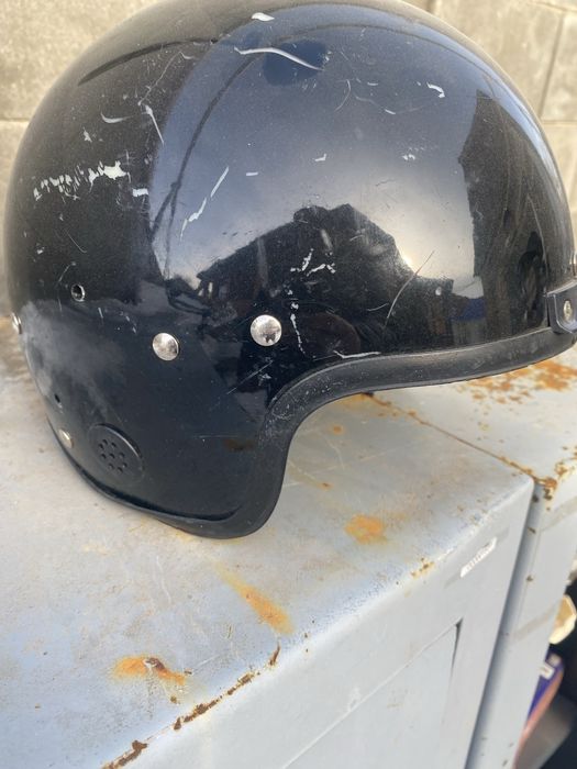 Продам жилеты и каски