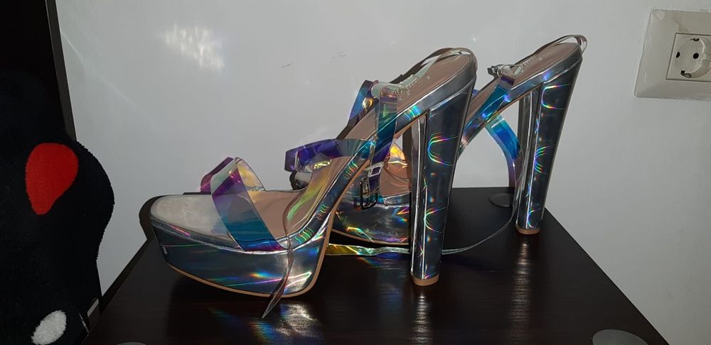 Sandale noi  cu toc înalt