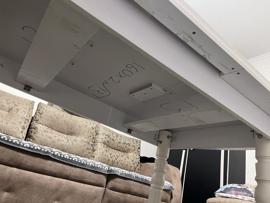 Стол для гостинной