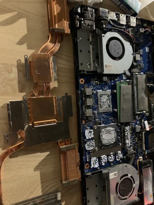 Curățare laptop, schimb pastă termică, înlocuire piese deteriorate