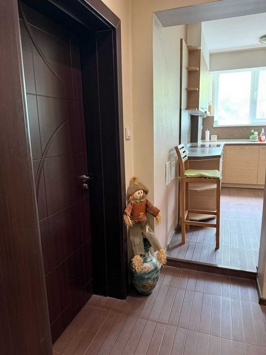 Продава се просторен етаж от къща със самостоятелен двор в гр. Средец, област Бургас
