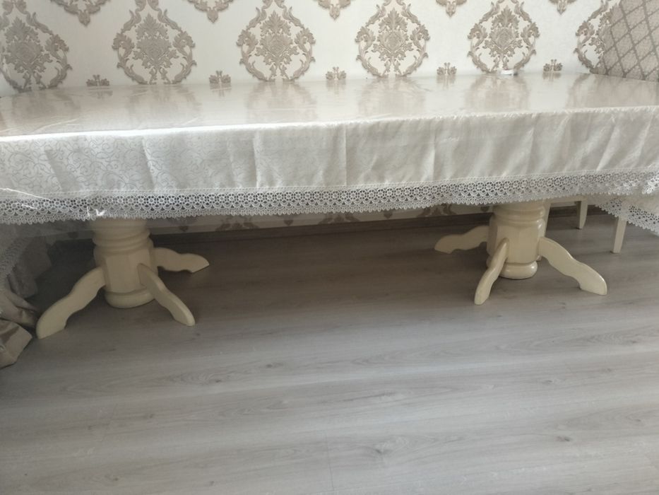 Продам стол для гостиной