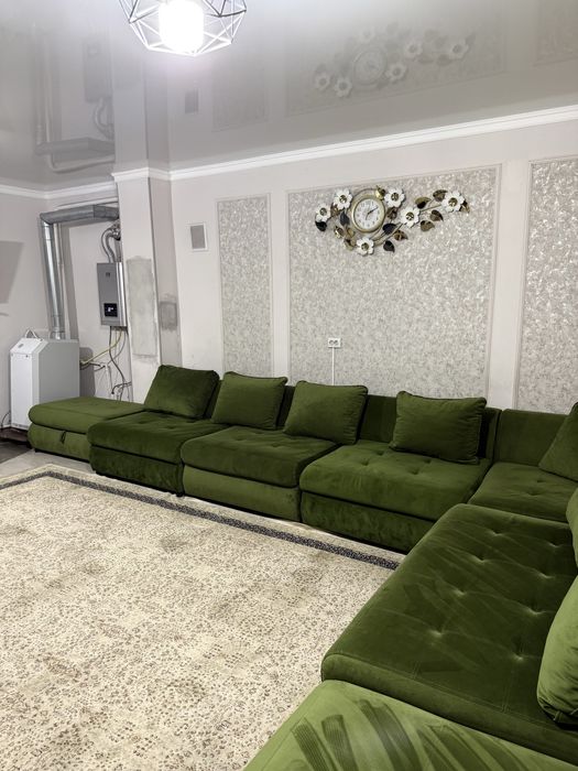 Длинный диван для зала