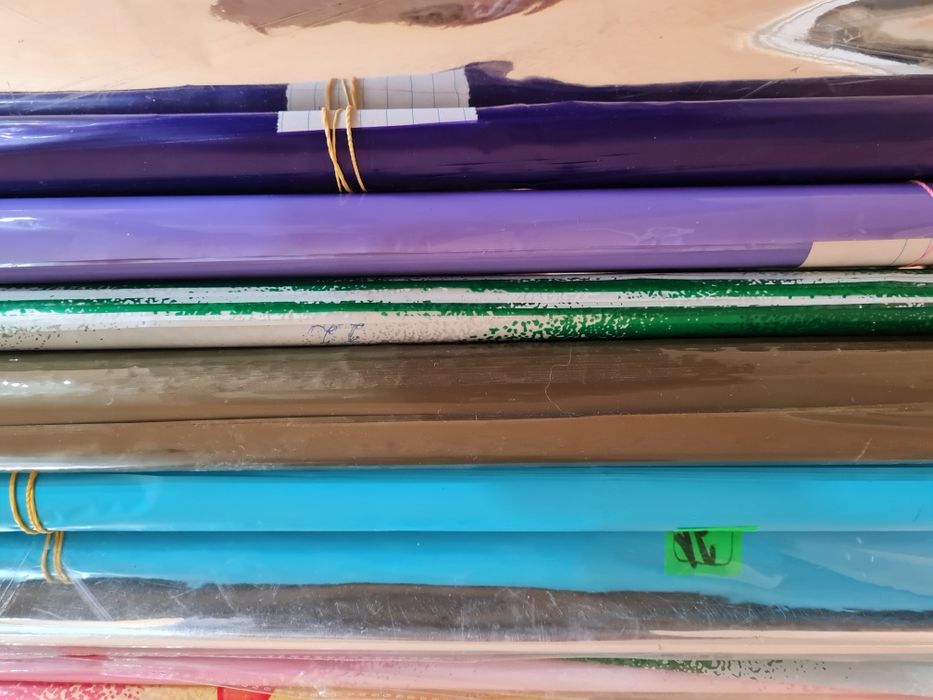 Продаю цветную бумагу размером 60×60  для упаковки подарков и цветов.