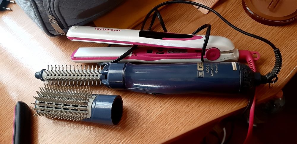 Uscator de par( perie) și placă de păr.