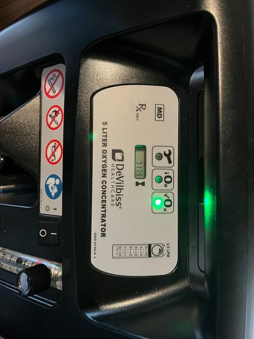 Продавам  кислороден концентратор DeVilbiss Compact 525 почти нов