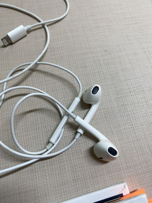 Продам наушник аифон оригинал не дорого.