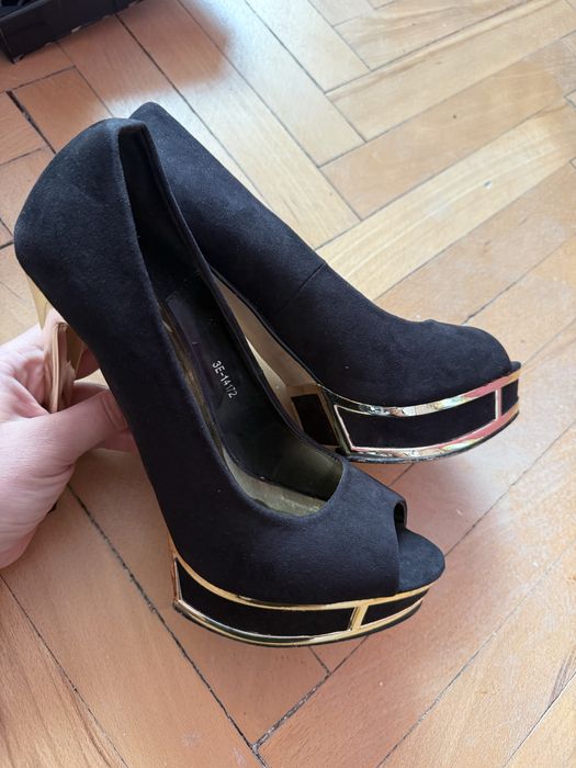 Черни обувки на висок ток