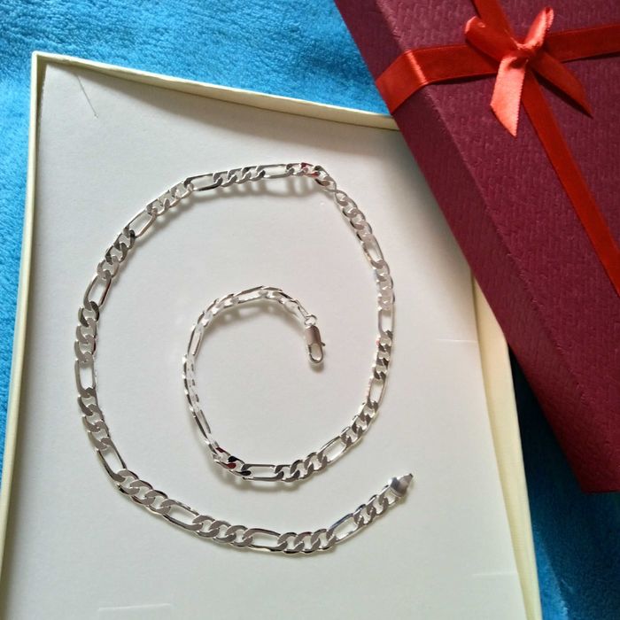 Нов, сребърен ланец картие. Дълъг и плътен, в кутия.