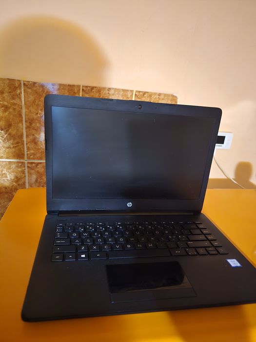 Laptop Hp i3 a 8 a generatie windows 11