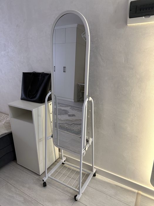 Напольное зеркало