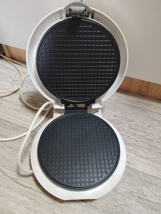 Продам электрическую вафельницу
