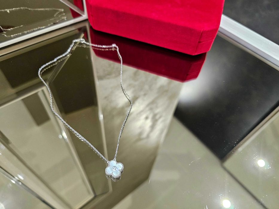Van Cleef & Arpels VCA Silver Mother Pearl Diamond Clover Дамско Колие