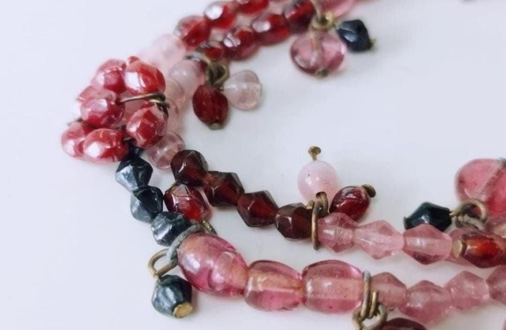 Veche bratara elastica din margele colorate