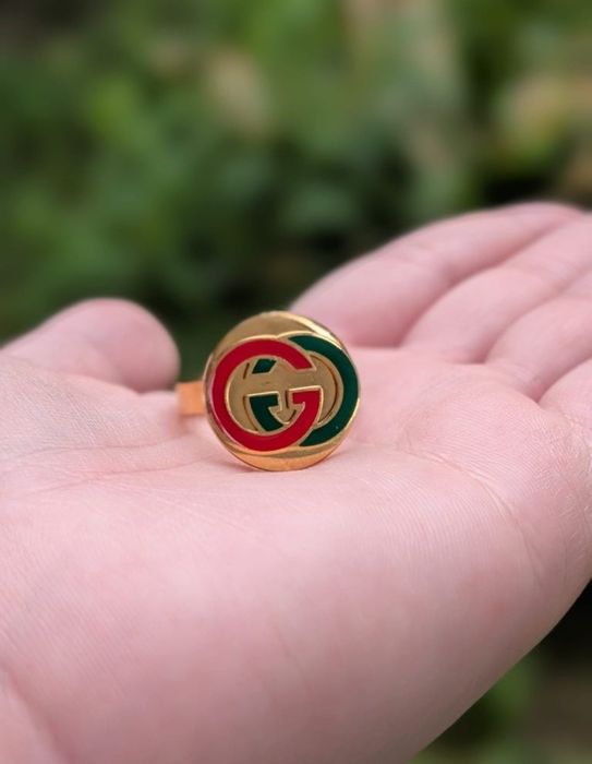 Vechi inel Gucci GG placat cu aur, cu email rosu si verde
