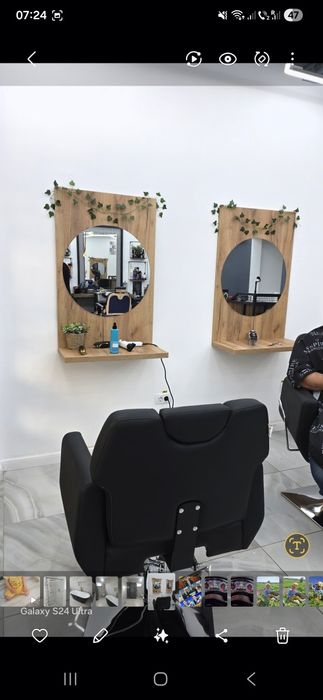Vând scaun frizerie plus oglinda cu suport de lemn