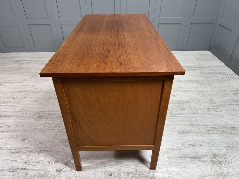 Винтидж, скандинавско бюро К059