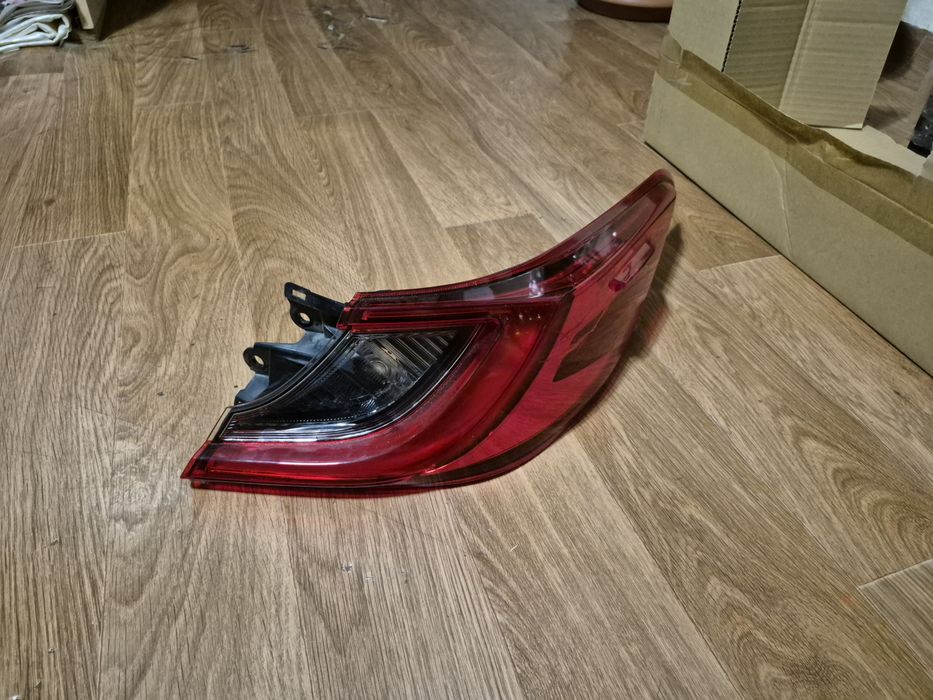 Продам задний фонарь Camry 80