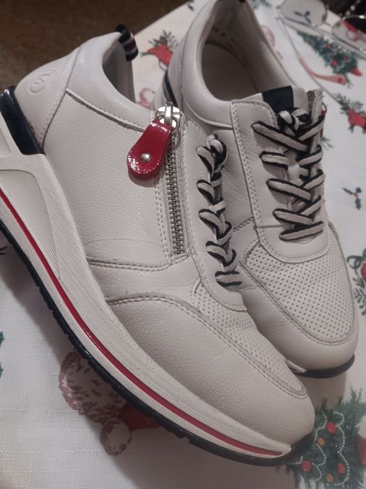 Продавам дамски сникърси