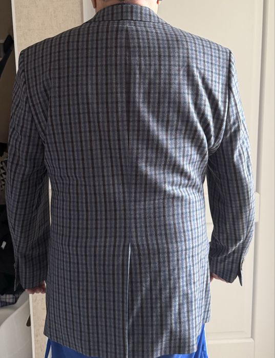 Продается костюм цена 5000 тенге