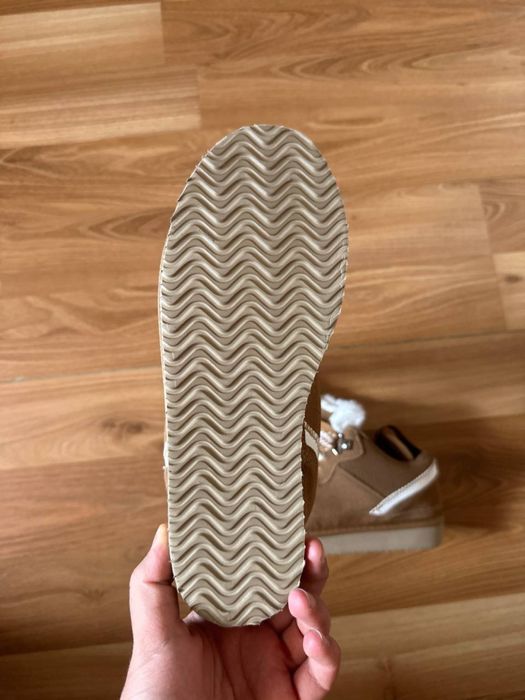 Papuci imblanati cu eticheta (nu Nike, Gucci, Adidas, Balenciaga)