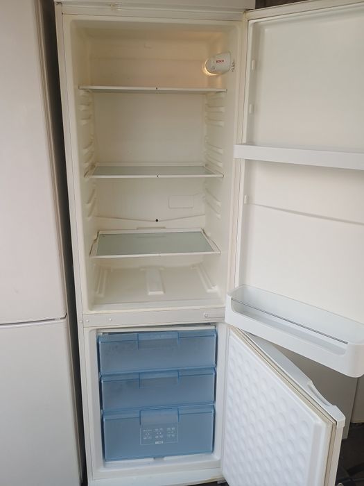 Frigider tip combină frigorifică 3 sertare la congelator