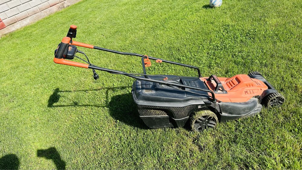 Газона косилка в рабочем состаяние