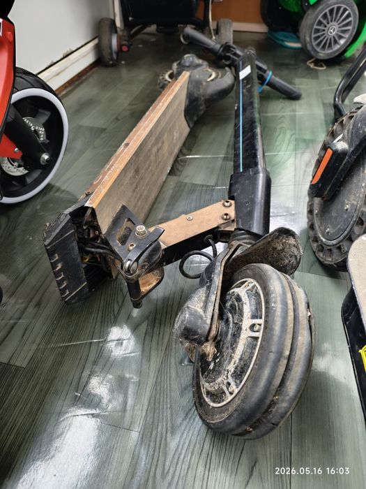 vand 2 trotinete electrice