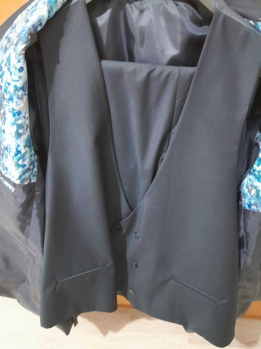 Costum nou nouț cu eticheta