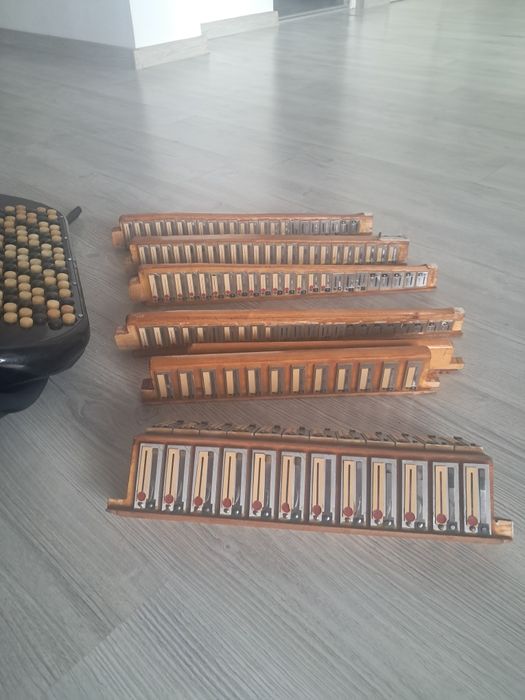 Vînd  armonica sîrbeasca