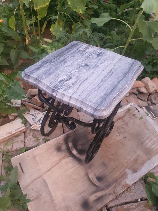 Прикаминный  табурет  выполнен из металла  и мрамора ручной работы