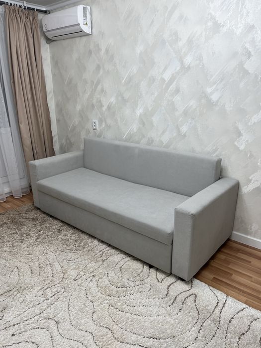 Диван с подушками