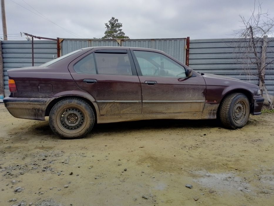 Продам Бмв 318  требуется замена двигателя стоит м40