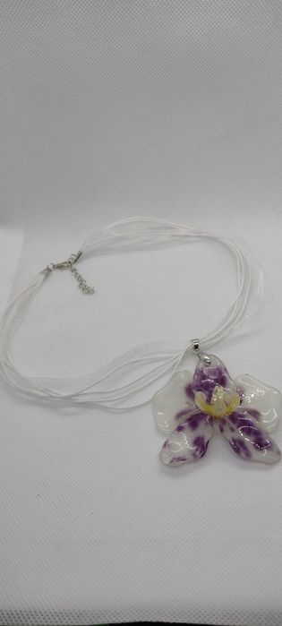 Колие с естествен цвят на орхидея.