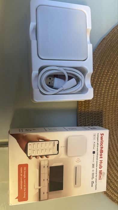 SwitchBot Hub Mini - Telecomanda IR pentru controlul prin aplicatie pe telefon aparatului de aer conditionat, tv, etc