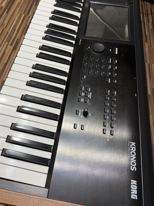 Vand sau schimb korg kronos 2 61 ( are un defect tot se opreste )