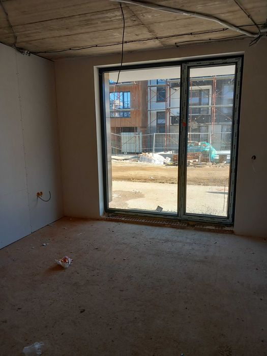 Три стаен апартамент с градинка