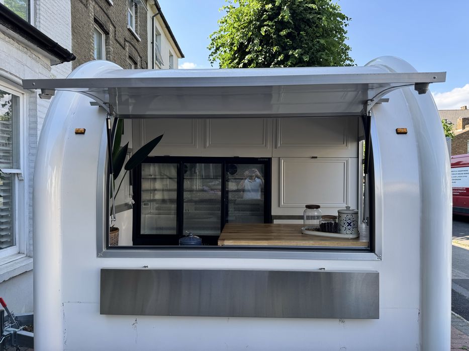 Rulotă comercială premium pentru catering, model 2026 – Nouă, gata de utilizare