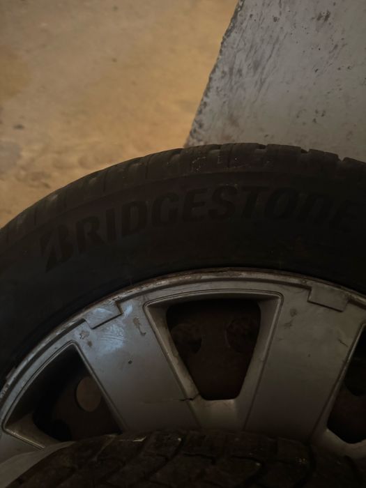 Vand anvelope brigestone cu jante de tabla