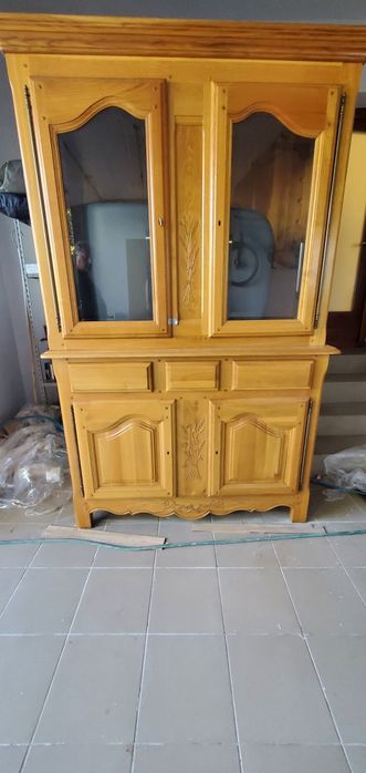 Vand vitrina din lemn masiv noua sculptata