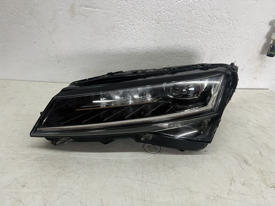 Far stanga skoda superb 3 facelift