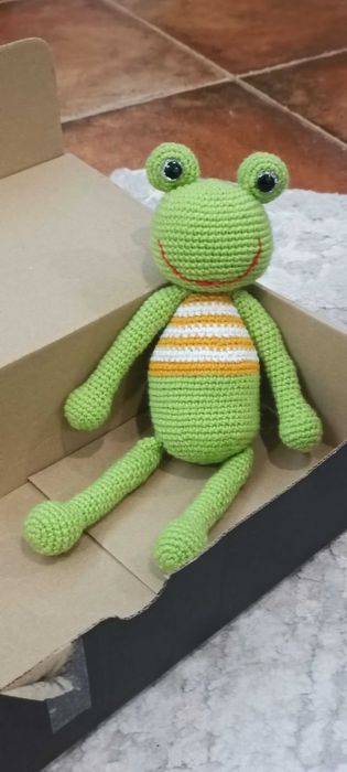 Амигуруми играчка жаба