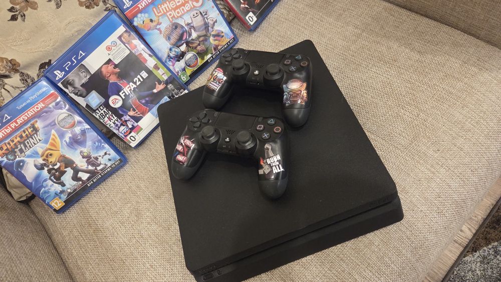 Playstation 4 комплект с играми и джостиками.