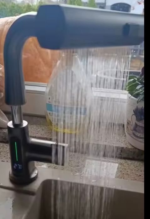 Смесител за баня/кухня с изтеглящ се кран и LED дисплей за температура