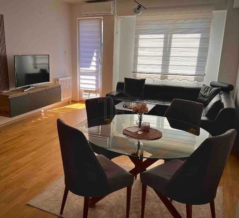 Дава се под наем Двустаен апартамент в Пловдив, Център - 56 кв.м за 290.7 € - Снимка #1