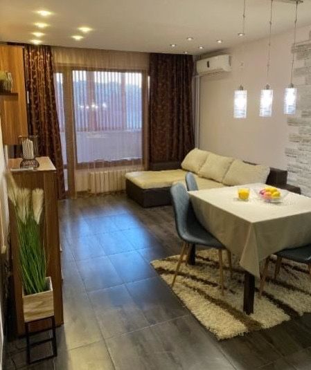 Тристаен апартамент в кв. Изток под наем напълно обзаведен