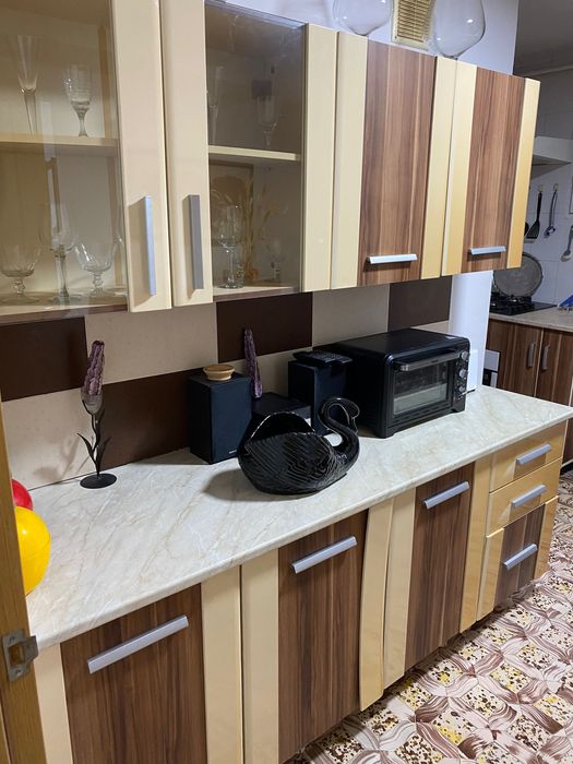 Închiriez apartament dotat cu 4 camere, modern.